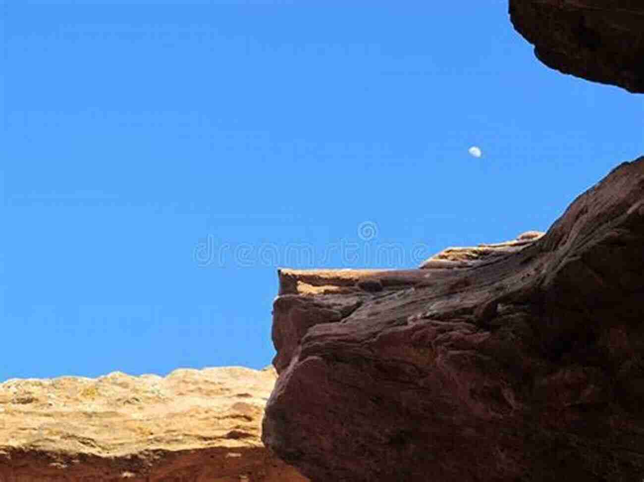 Delicate Arch In Arches National Park: A Majestic Freestanding Natural Arch Against A Backdrop Of Dramatic Cliffs And Clear Blue Sky. Moon Utah: With Zion Bryce Canyon Arches Capitol Reef Canyonlands National Parks (Travel Guide)